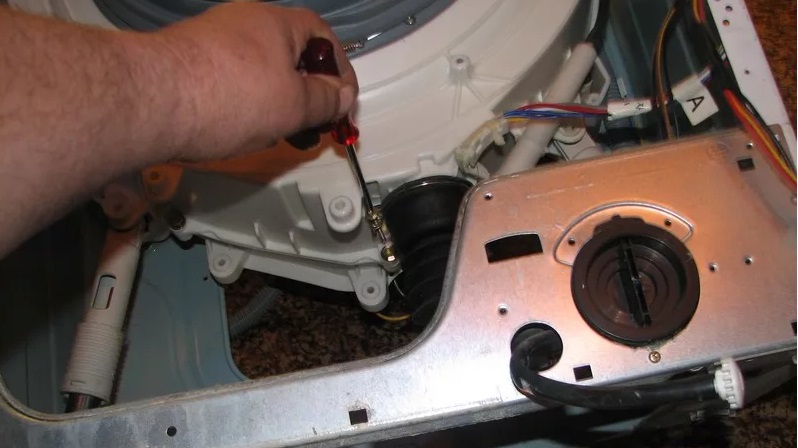 Replacing the shock absorber with the gas tank removed