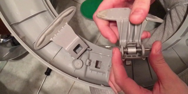 We repair the door of an Indesit washing machine.