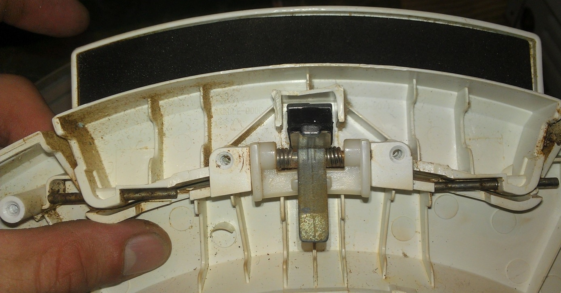 The door mechanism of the washing machine is broken