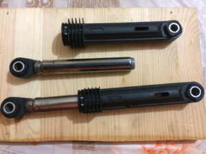 Проверка на функционалността на амортисьорите на пералнята