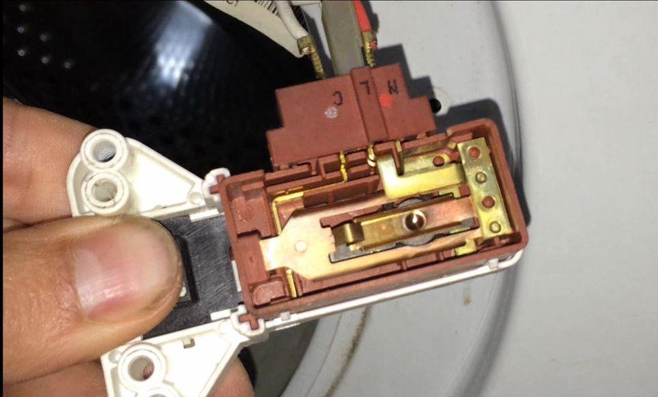 How does a washing machine's door lock work?