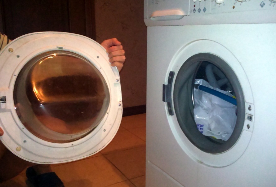 Is it possible to reverse the door of a washing machine?