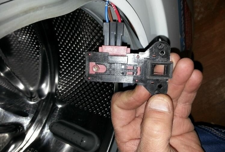 Bypassing the washing machine locking device