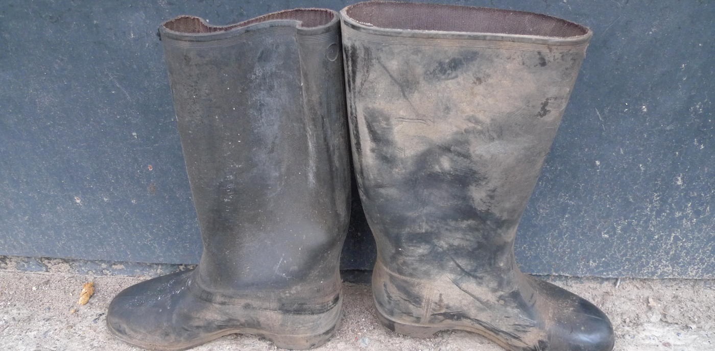 Let's cut out coasters from old rubber boots