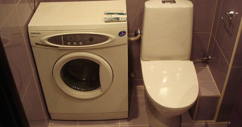 a machine next to the toilet