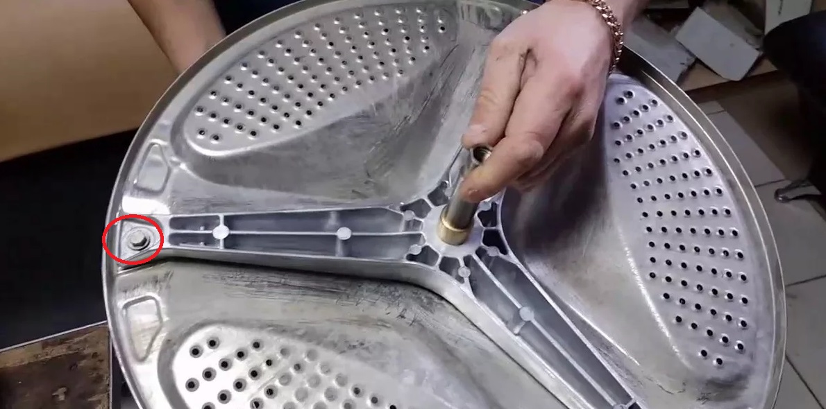 unscrew the CM crosspiece