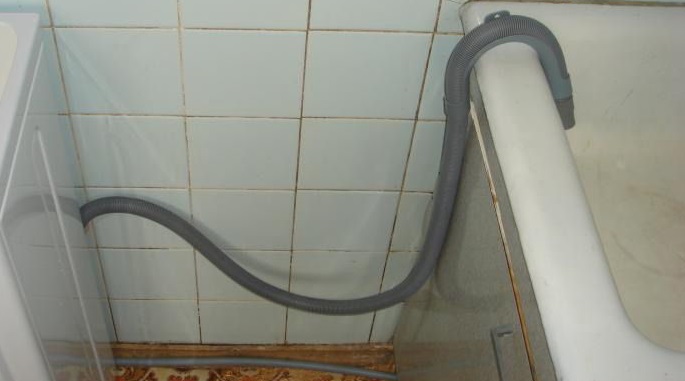 Attach the drain hose to the bathtub and check the drain.