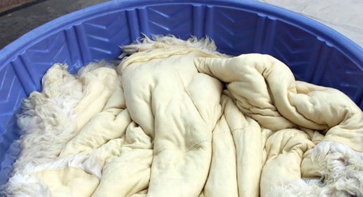 wash the skin by hand