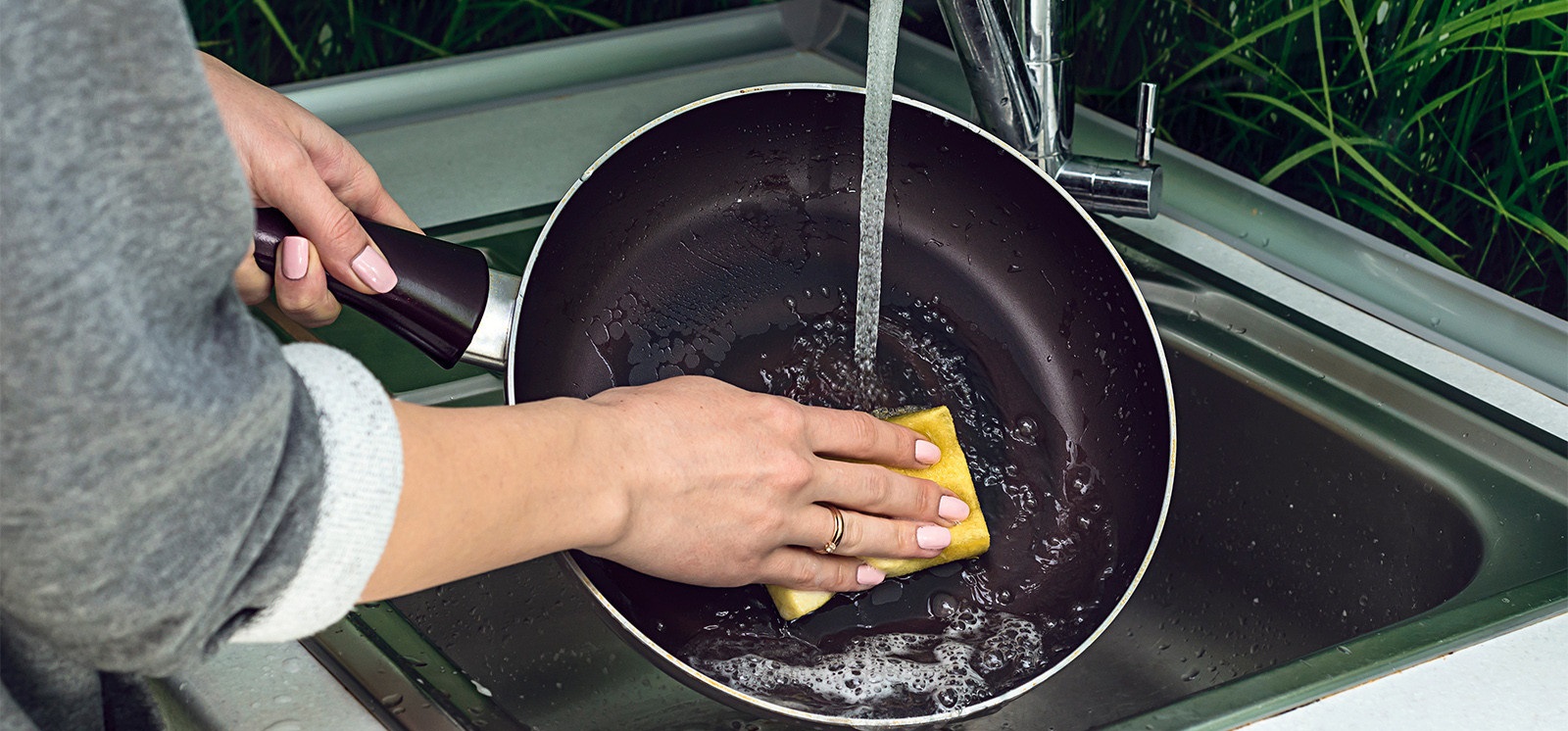 washing a frying pan with a non-stick coating