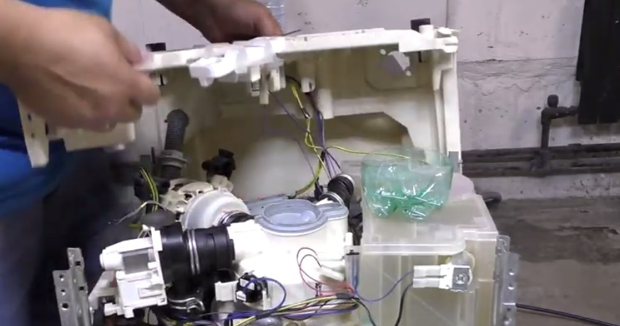 We dismantle the Electrolux dishwasher tray.