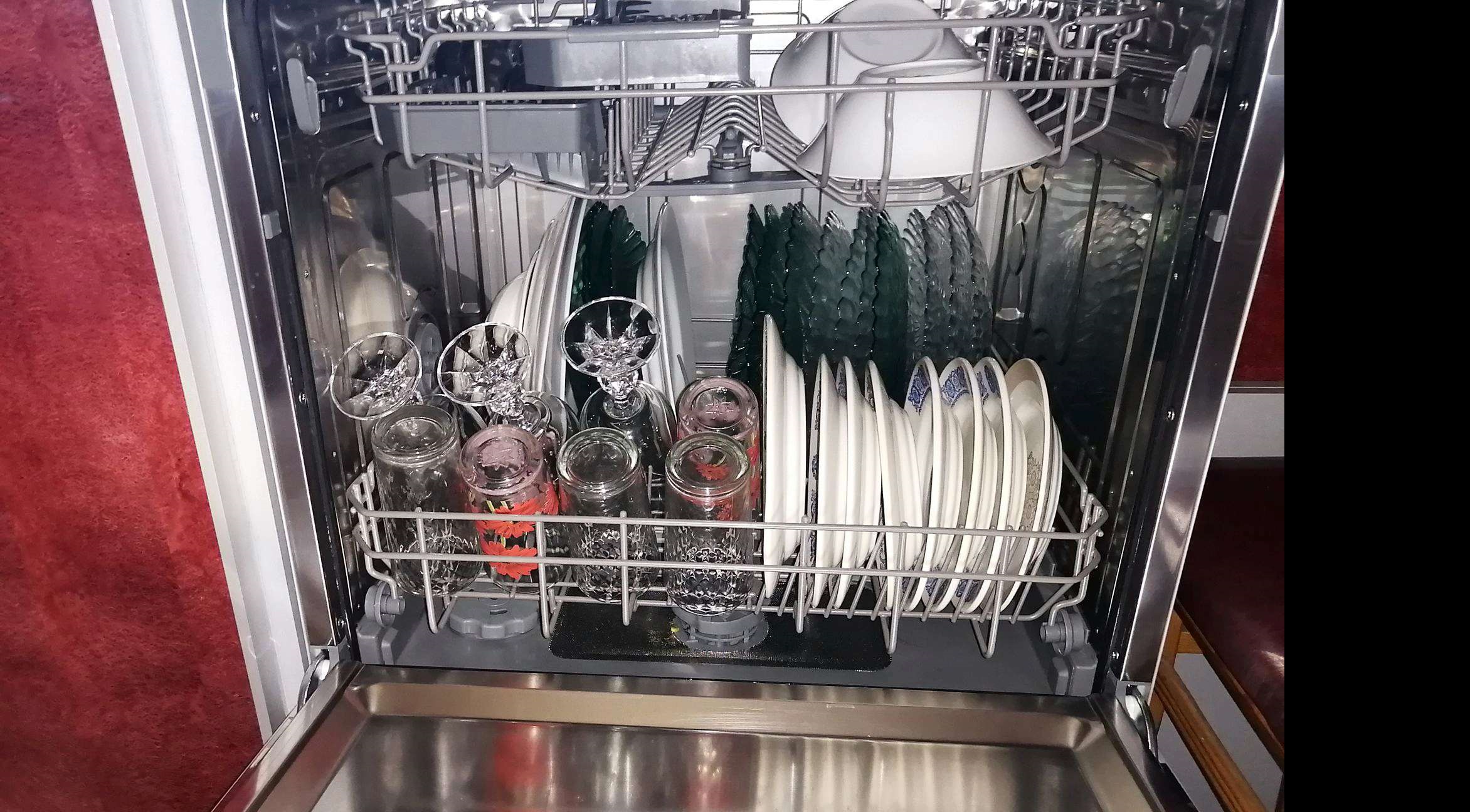 How to arrange dishes in a Candy dishwasher