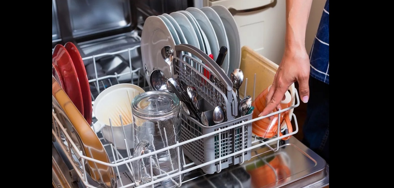 How to arrange dishes in a dishwasher
