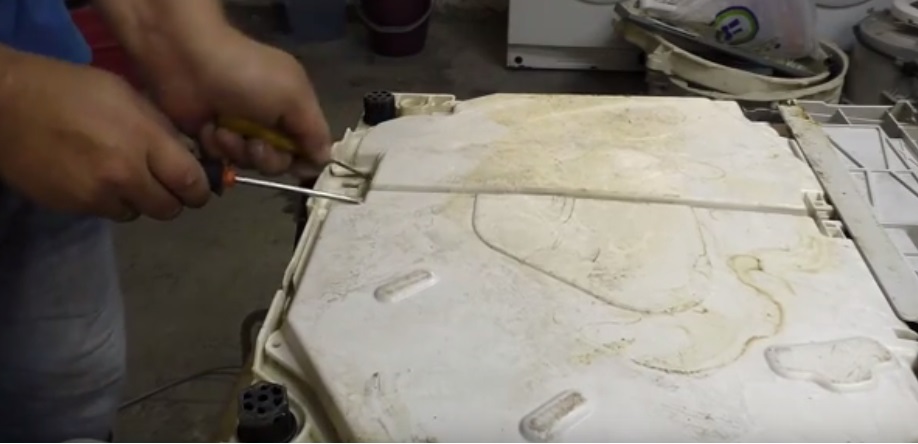 remove the cover of the Electrolux dishwasher tray