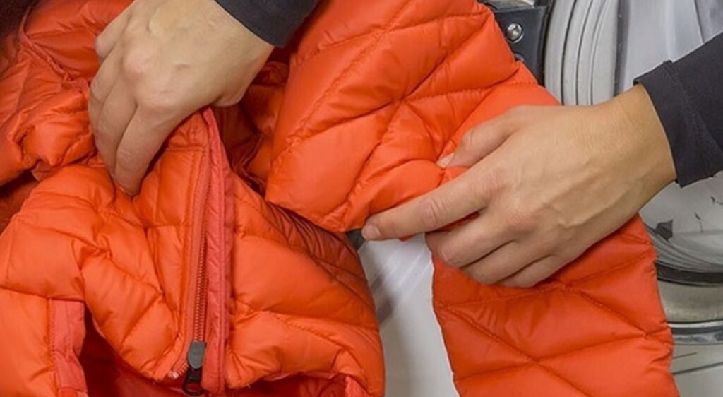 Do not leave the down jacket in the washing machine after the end of the program.