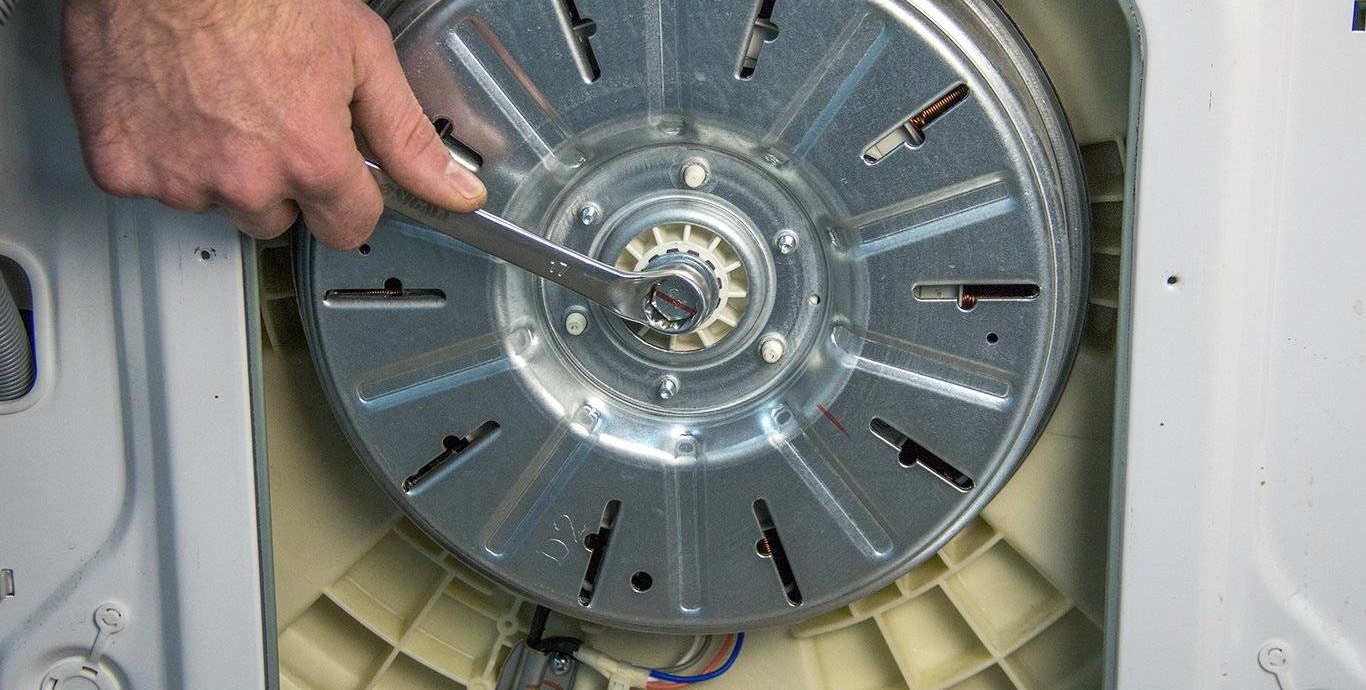 unscrew the central screw of the engine