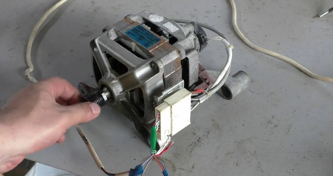 We connect the motor to the power supply and check it