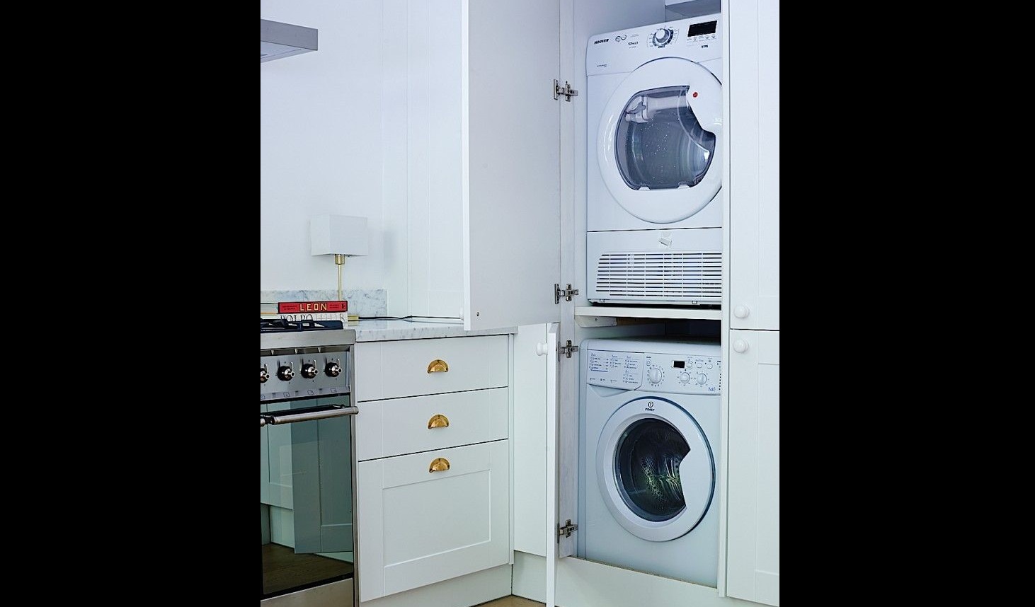 va posar l'assecadora a l'armari