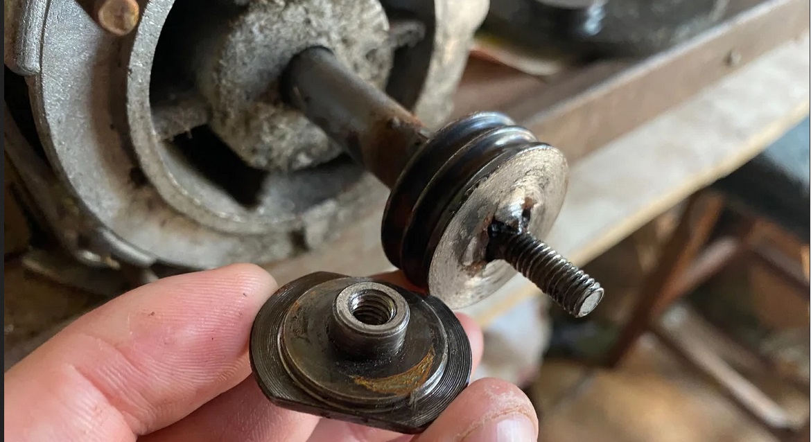 We install a pulley on a metalworking machine