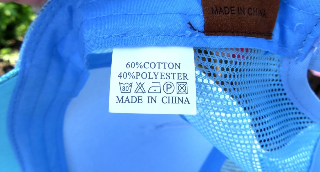 apžiūriu beisbolo kepuraitės etiketę