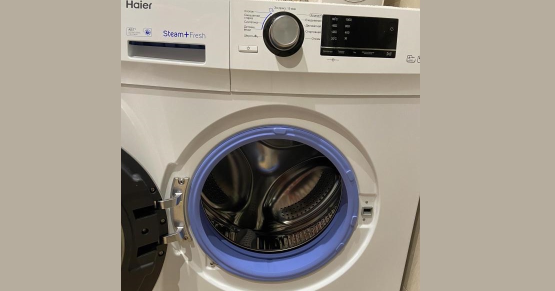 We open the hatch and make sure that there is nothing inside the SM Haier