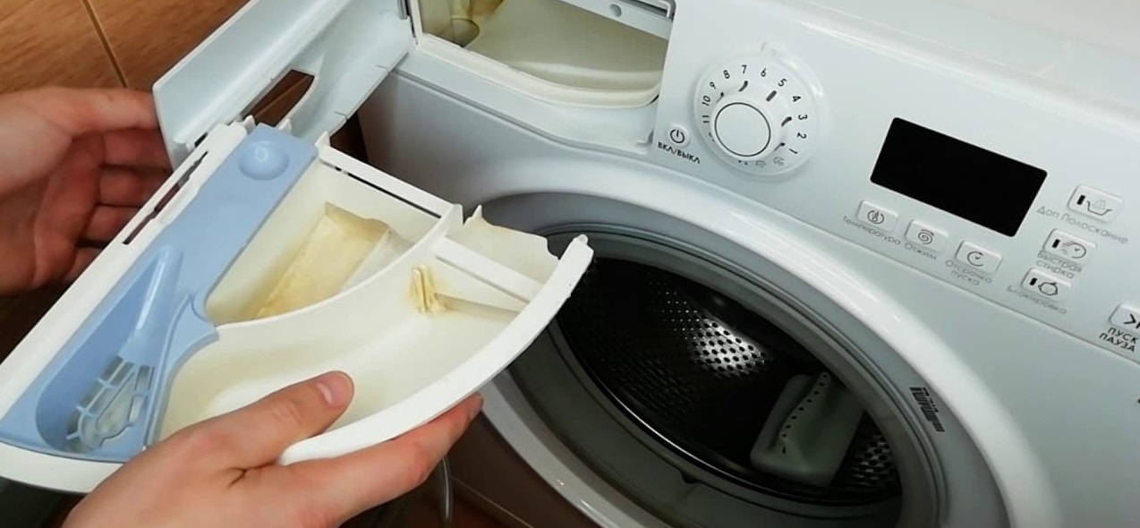 Clean the Ariston tray regularly