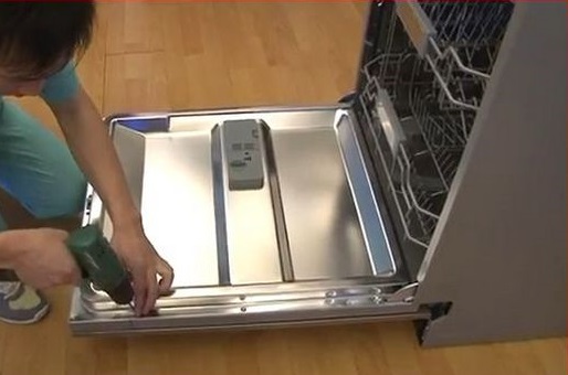 How to remove a dishwasher door