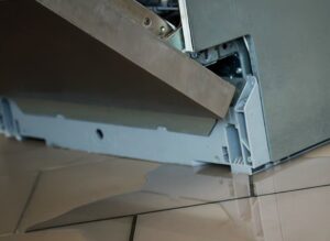 Съдомиялната машина тече от долната част на вратата.