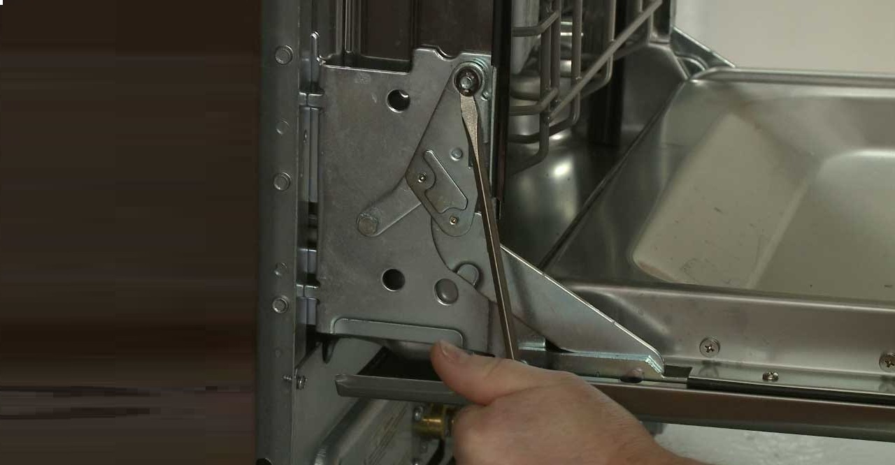 Features of removing the dishwasher door