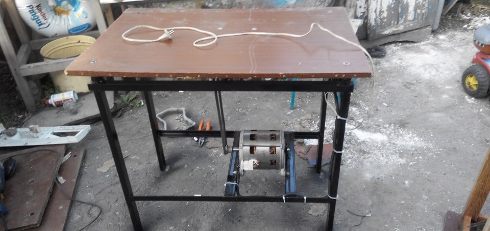 we install the lid on the vibrating table