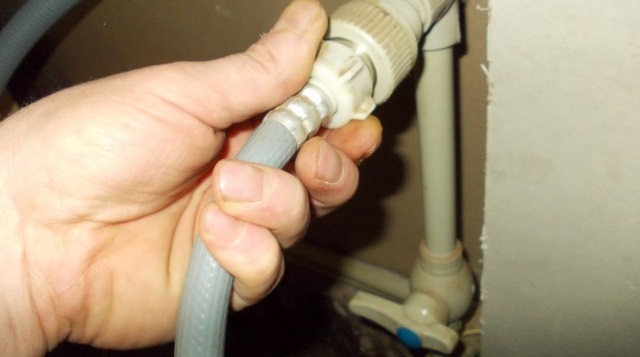 We screw the SM inlet hose to the pipe