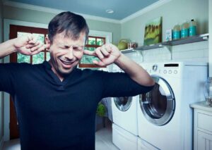 Пералнята бръмчи, когато е изключена.