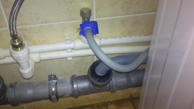 cutting into the pipe and organizing the connection of the SM