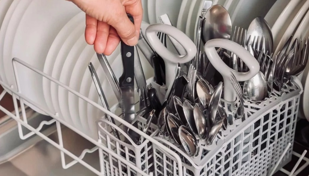 How to wash spoons, forks, and knives in a dishwasher