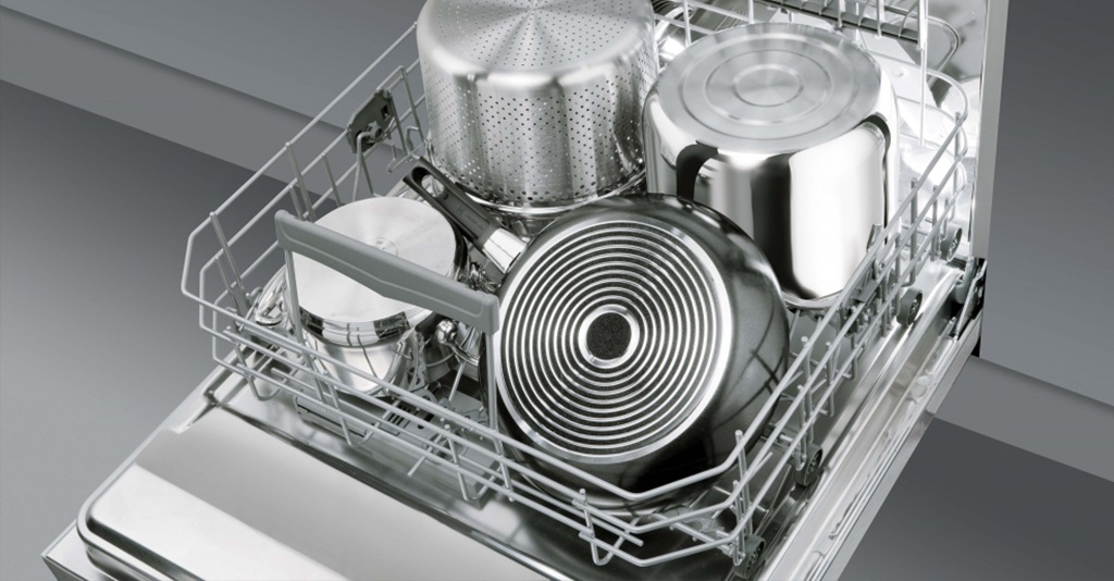 How to arrange large dishes in a dishwasher
