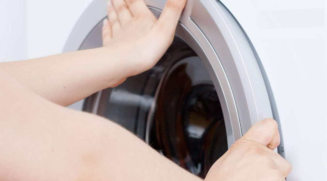 The Samsung washing machine's hatch won't open.