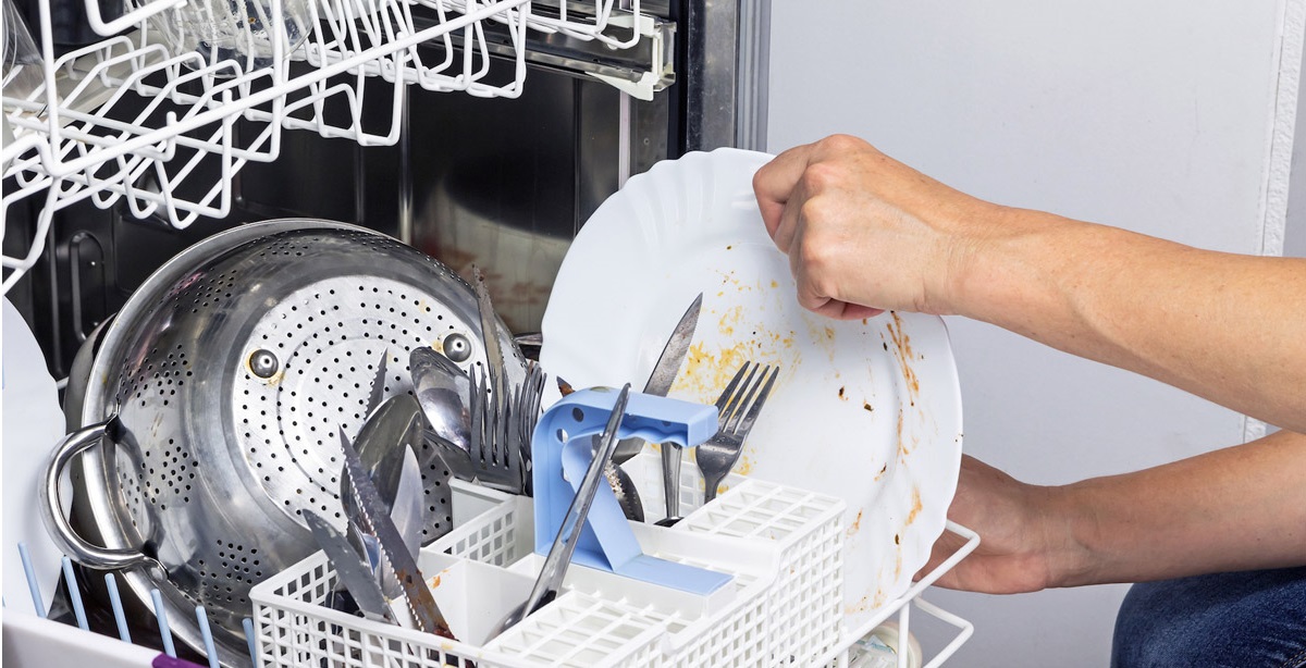 The Indesit dishwasher doesn't clean well.