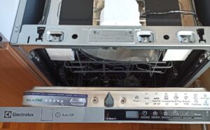 Как да включите съдомиялна машина Electrolux и да стартирате прането