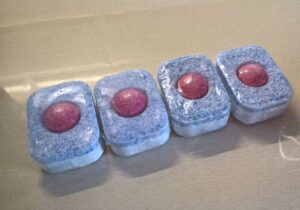 Трябва ли да добавям сол, ако използвам таблетки за съдомиялна машина Finish?