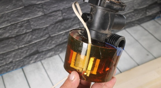 When the epoxy dries, remove the pump by breaking the can.