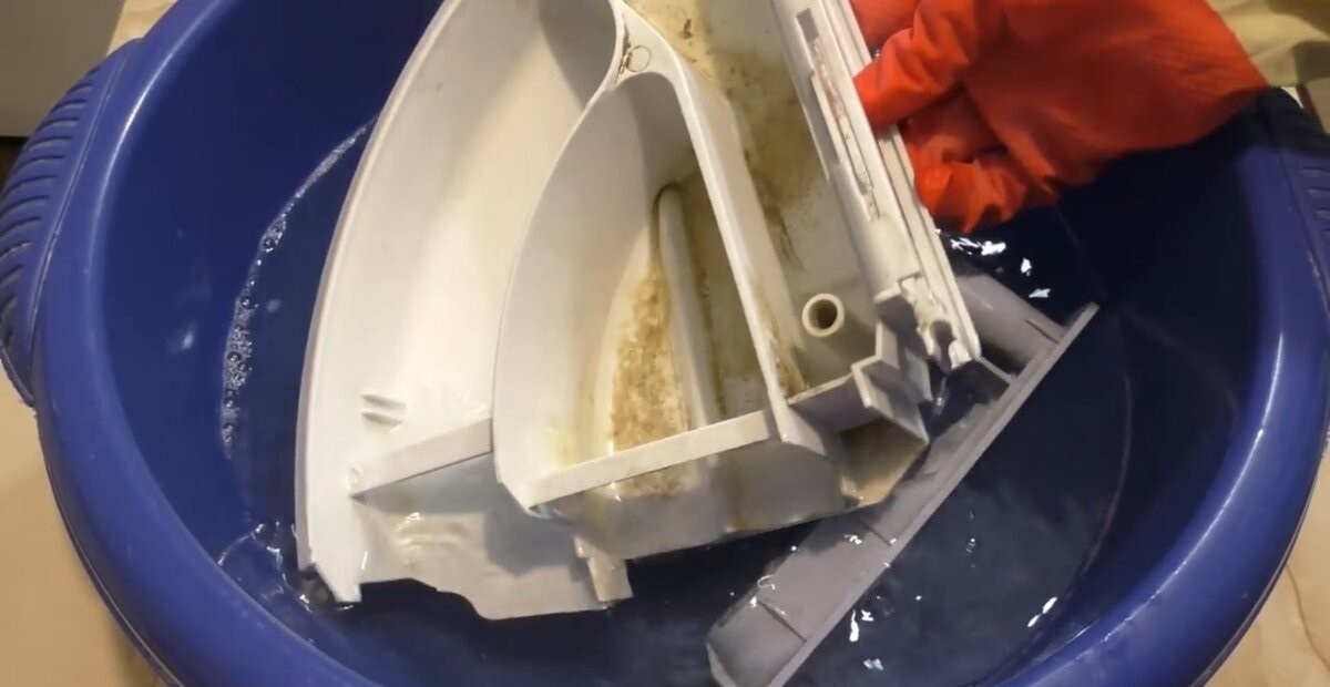 How to clean the Ariston washing machine tray