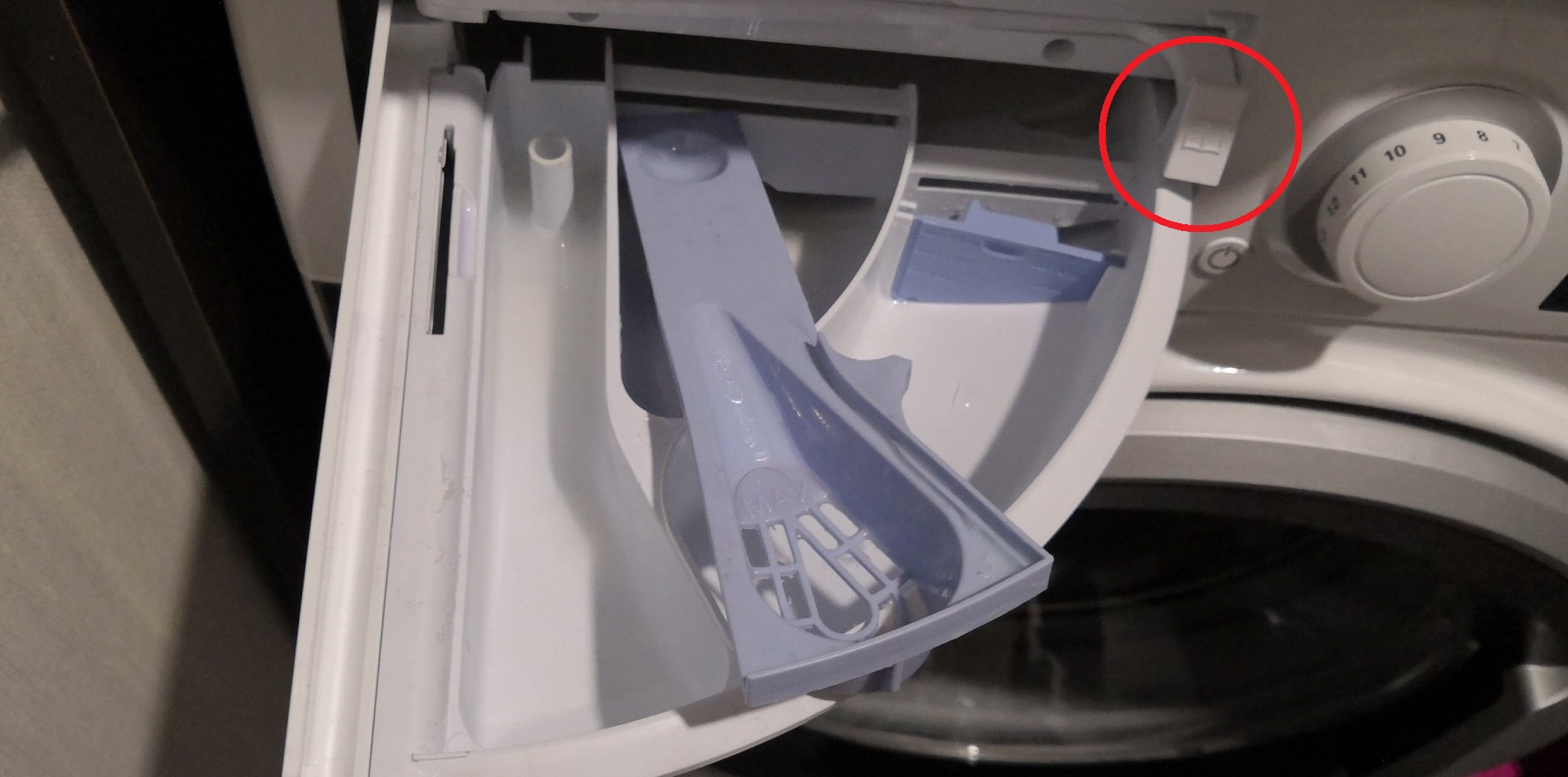 Features of removing the tray on an Ariston washing machine