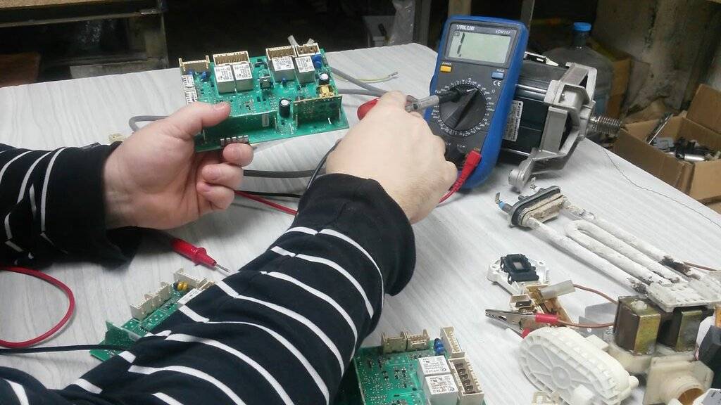 Checking the Bosch CM module with a multimeter