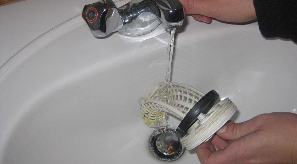 We wash the waste filter of the washing machine