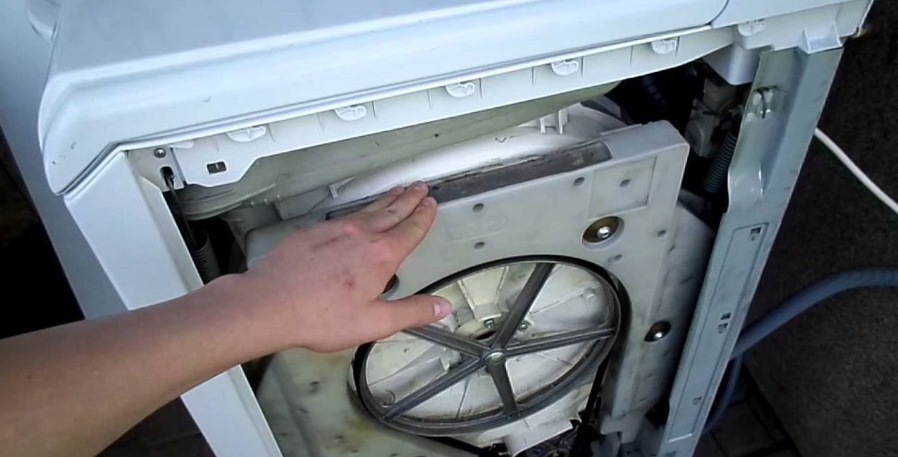 We remove the back panel of the Haier washing machine.
