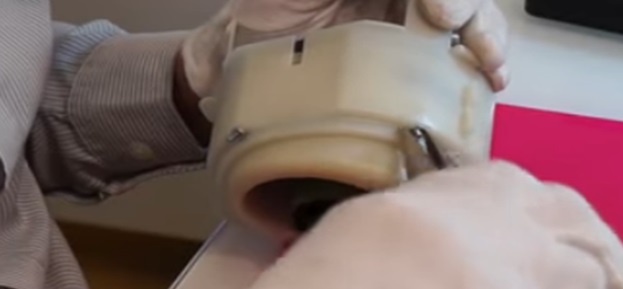 We screw the screws into the holes of the PMM pump body