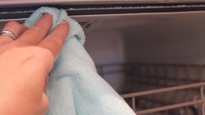 Wipe the dishwasher door seal