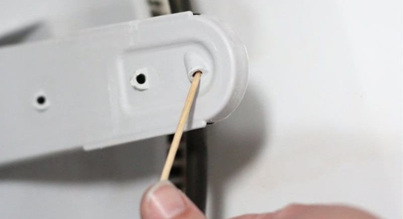 cleaning the dishwasher spray nozzles