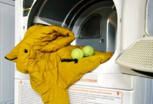 Drying a jacket in a tumble dryer