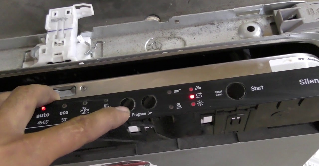 Which buttons reset the error on the dishwasher?