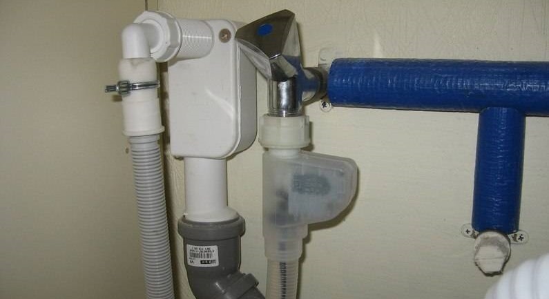 installation of a hidden connection siphon